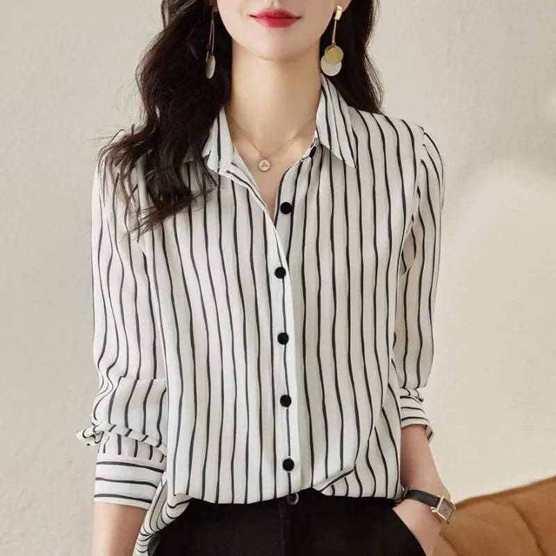 Camisa Feminina de Listras Minimalistas